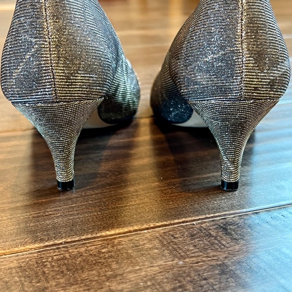Vaneli Platinum Metallic Kitten Heel Pump Size 9.5 - Picture 6 of 12